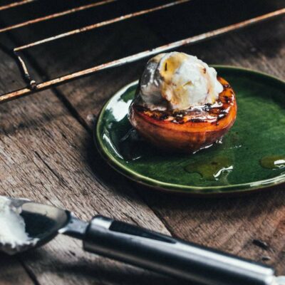 Grilled peaches with ice cream