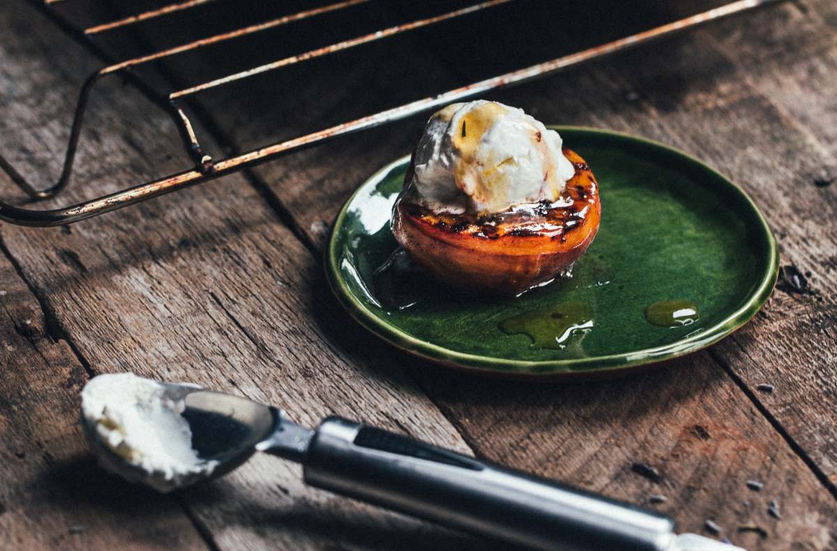 Grilled peaches with ice cream